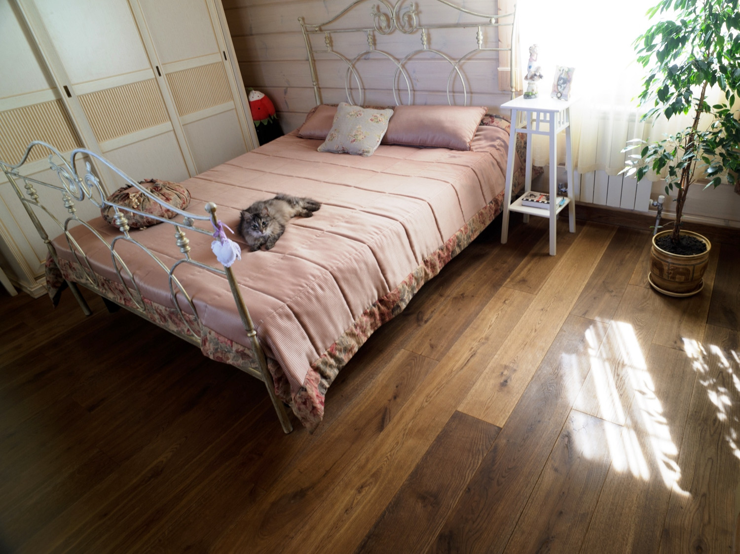 Паркетная доска из массива дуба Tantum Quercus в интерьере (загородный дом)