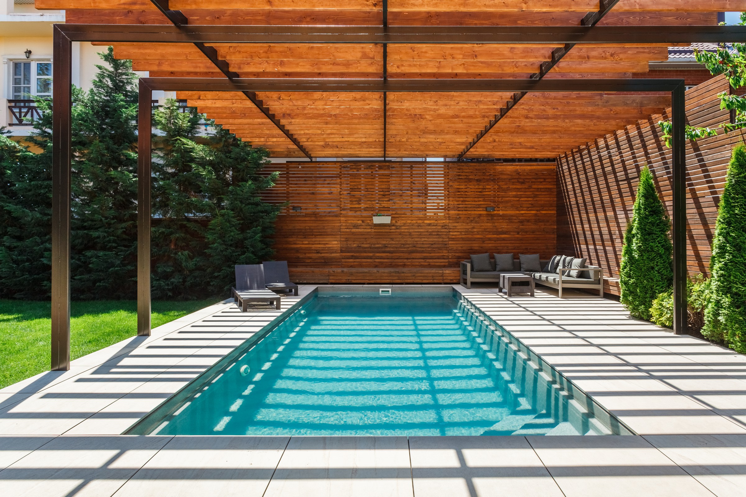 Частный дом.Территория бассейна.