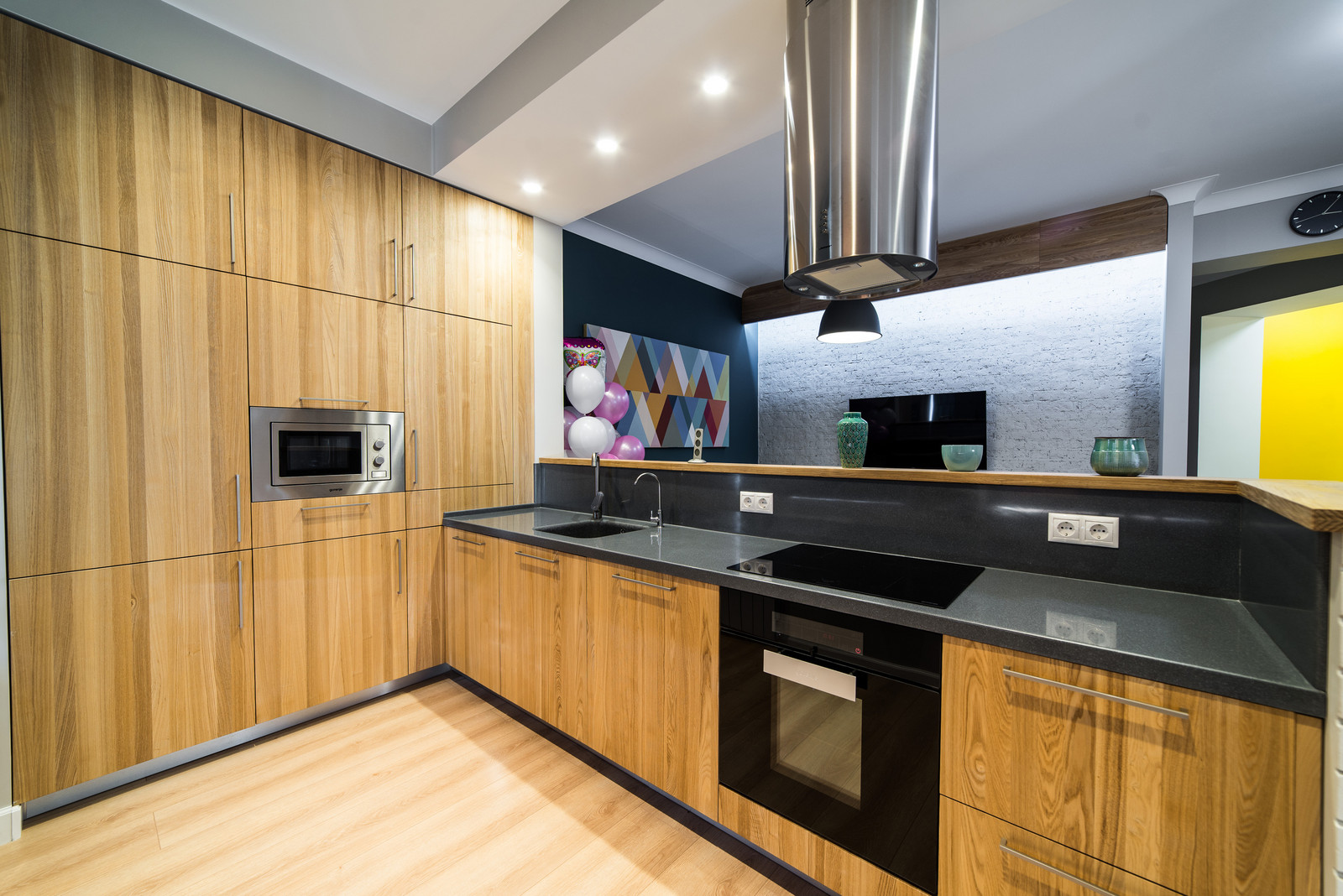 Кухня в современном стиле с фасадами из массива