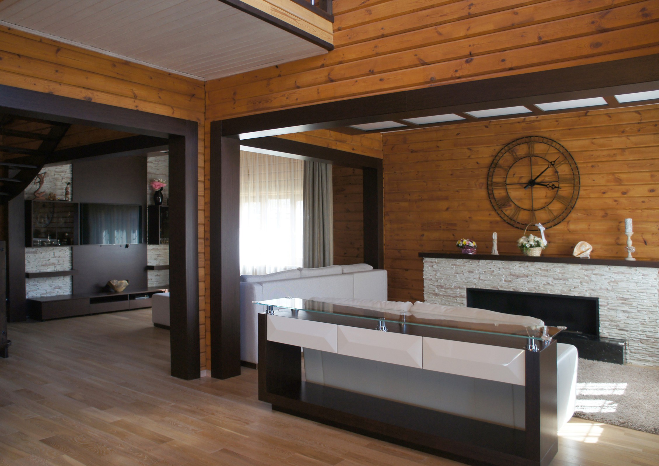 Дизайн кухни и гостиной в загородном доме из бруса.