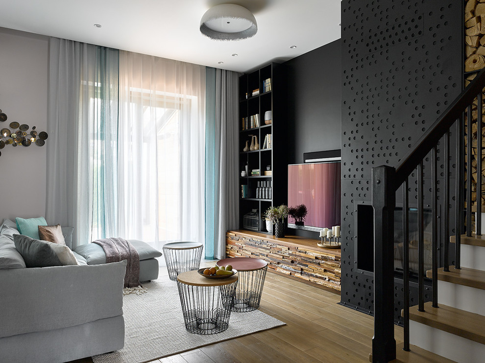 Houzz тур: Таунхаус с чёрной стеной в гостиной