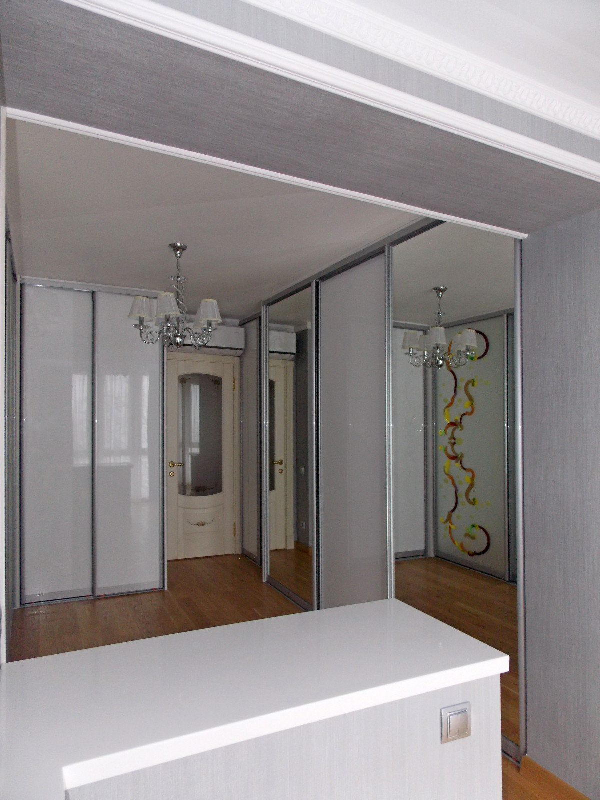 Вид из кабинета на гардеробную