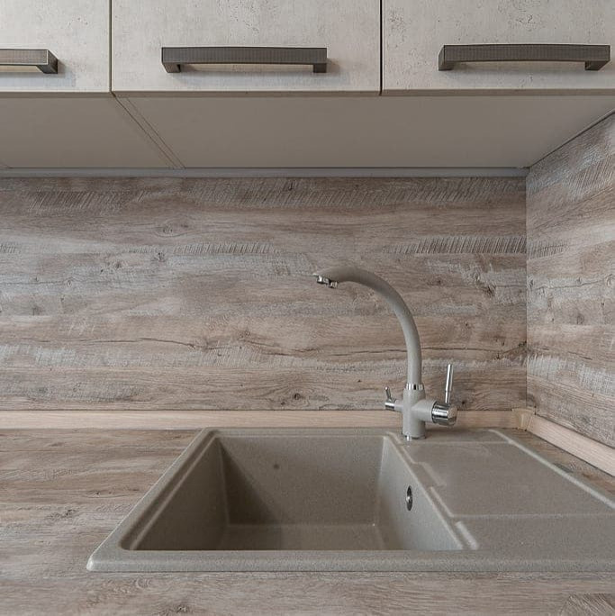 Угловая серо-белая кухня с современными ручками и фасадами под камень