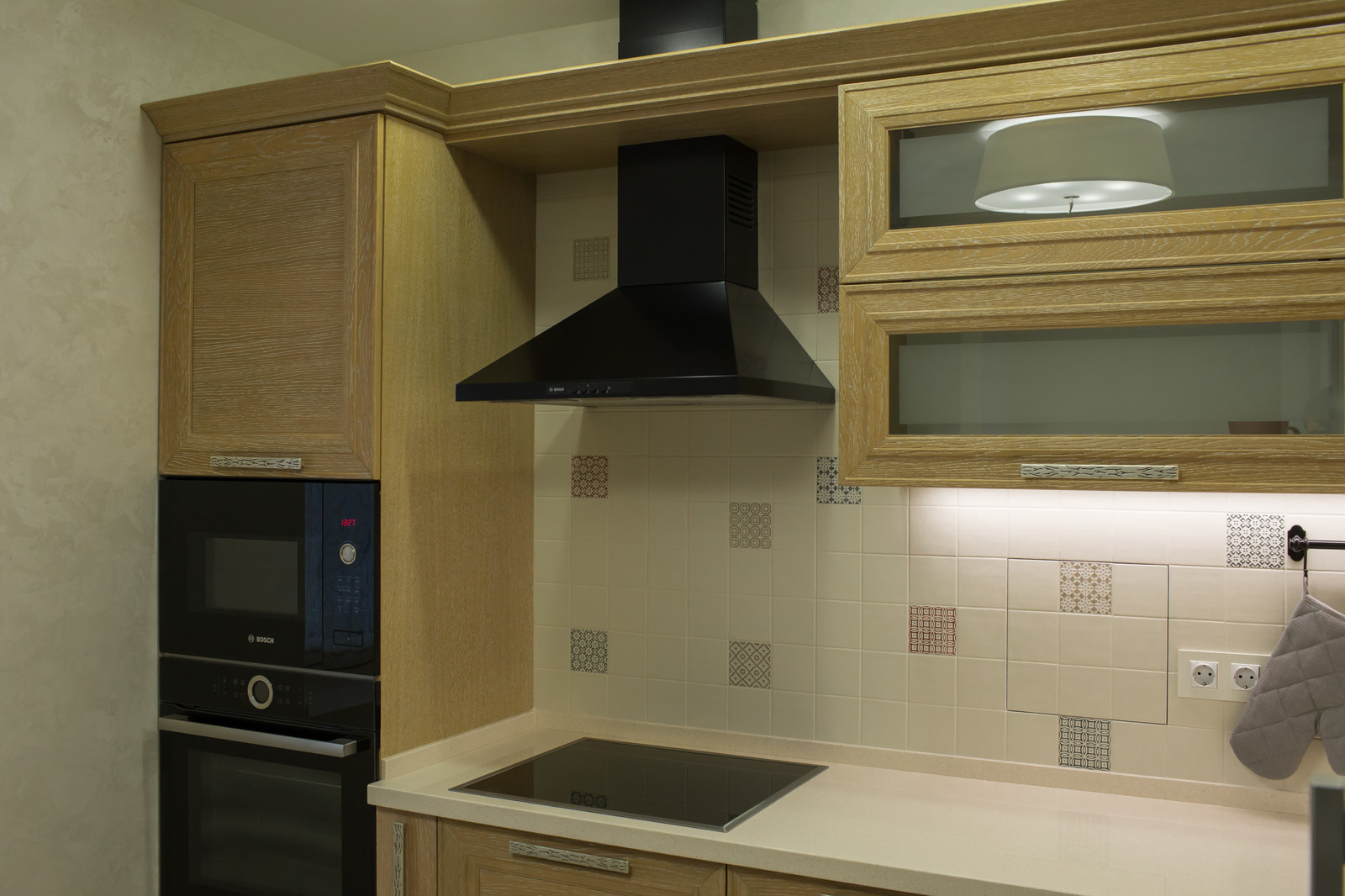 Городская кухня с лесным пейзажем