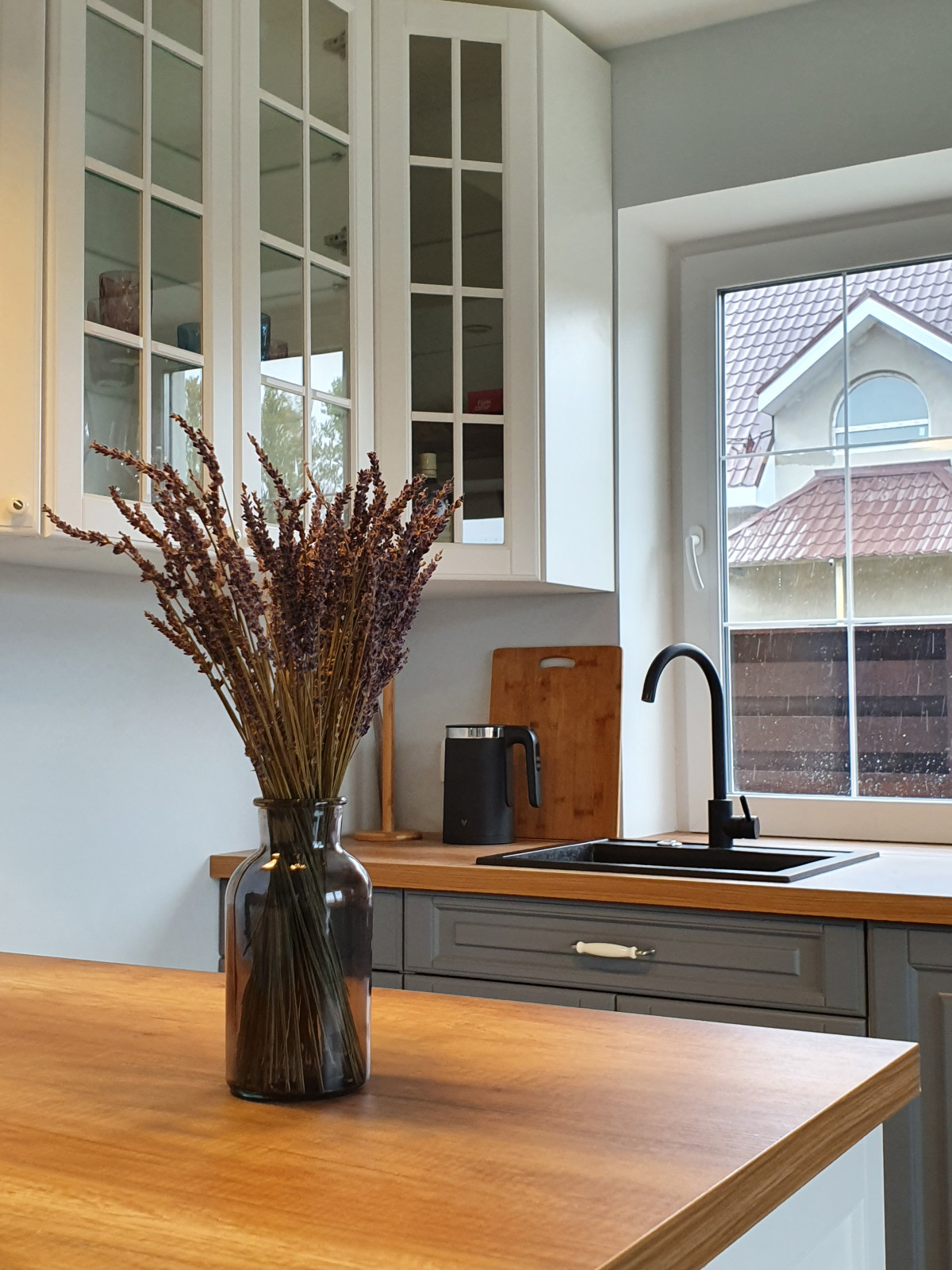 Кухня в неоклассическом стиле с полуостровом