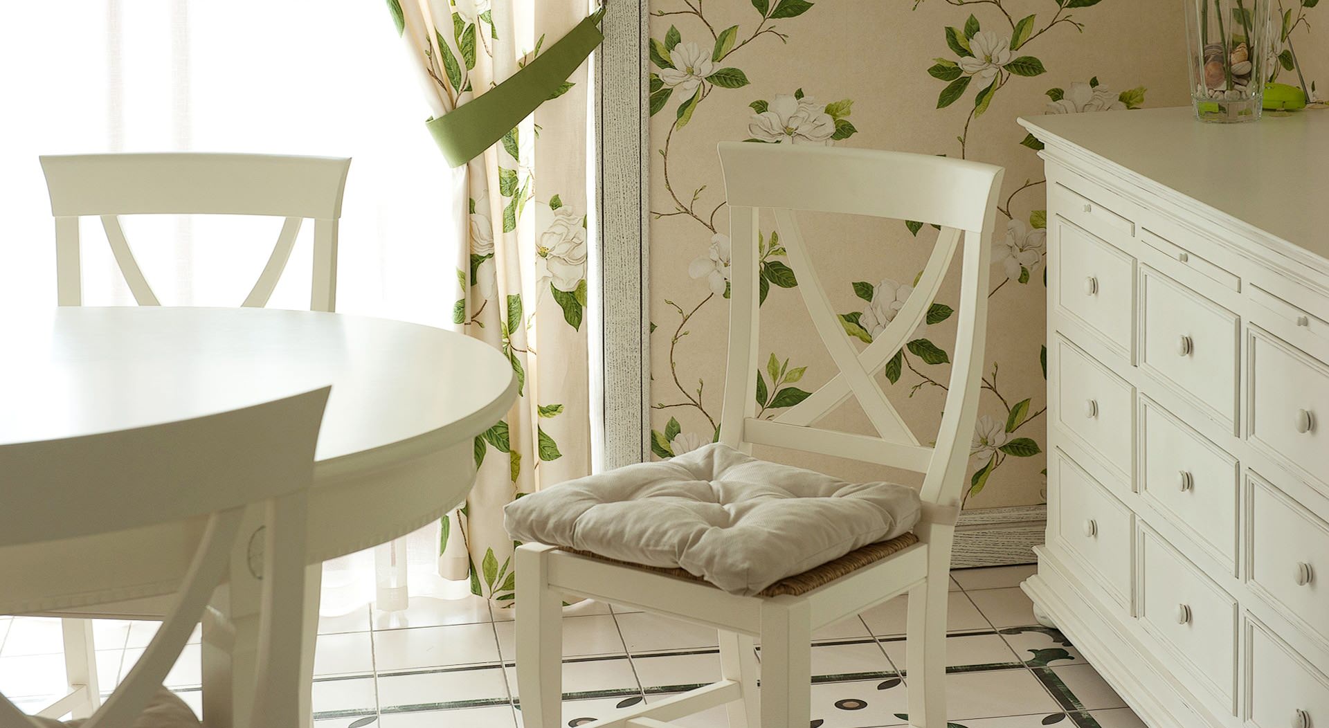 Houzz тур: Пронизанный солнцем дом с двухпролетной лестницей и камином