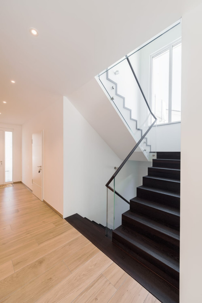 Лестница венге со стеклянной балюстрадой и деревянными перилами