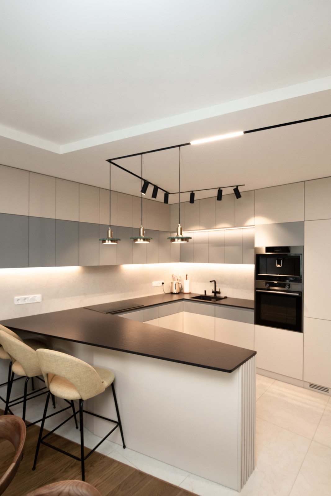 Современная кухня-гостиная с необычной барной стойкой и ТВ-зоной