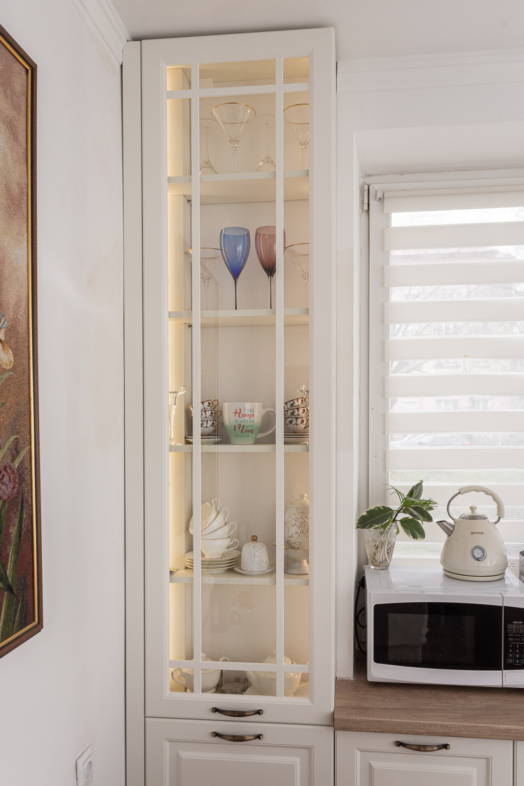 Белая кухня в стиле неоклассика