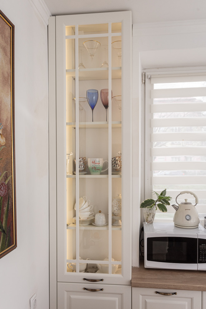 Белая кухня в стиле неоклассика