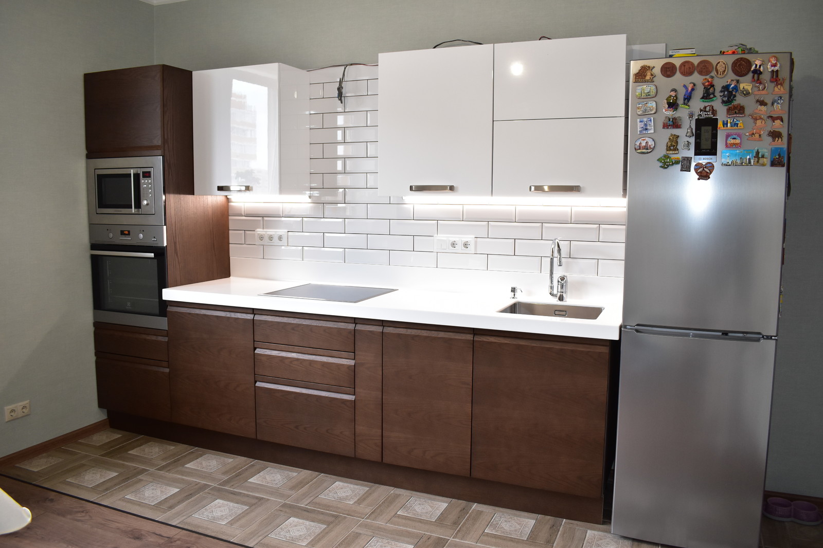 Кухня Пиано с интегрированной ручкой в фасад. Материал шпонированный МДФ