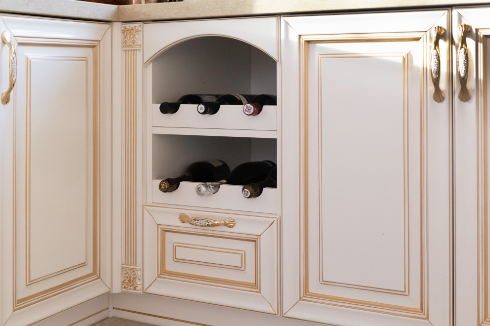 Просторная кухня в классическом стиле