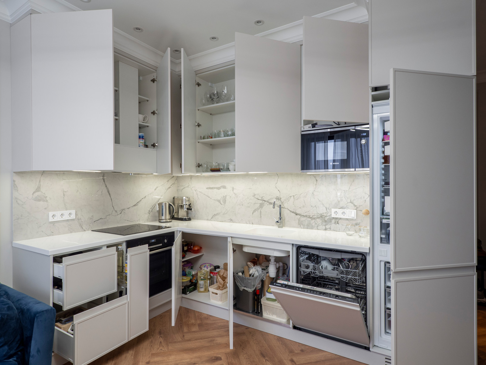 Белая кухня в стиле минимализм