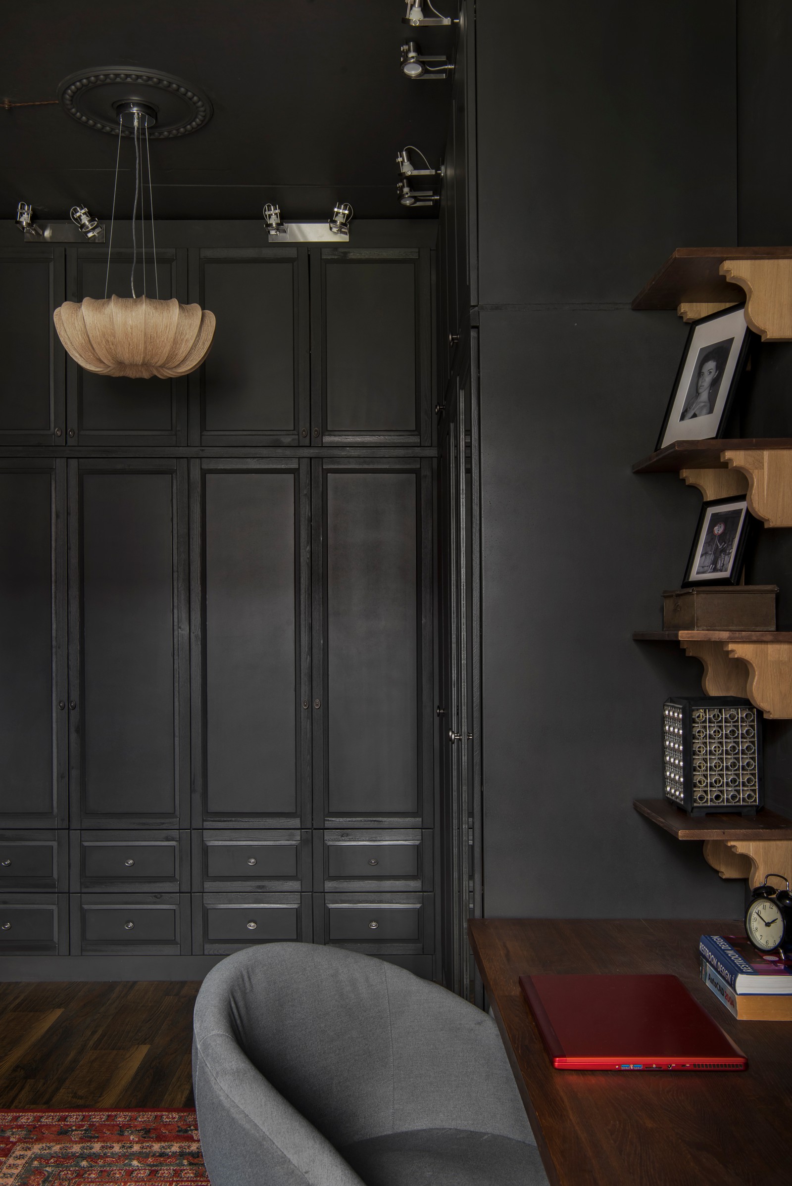 Дизайн спальни в стиле лофт в темных тонах