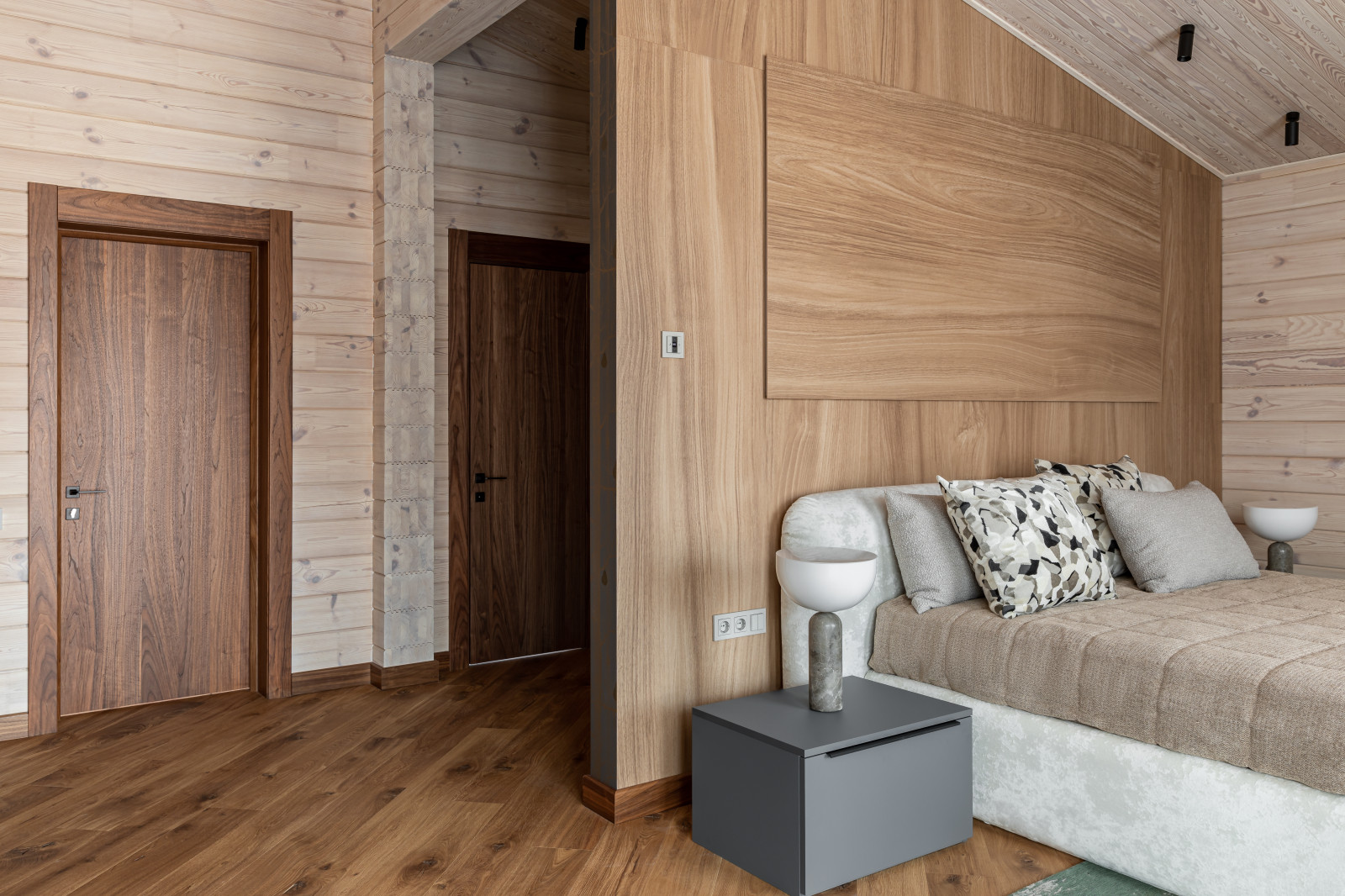 Камень внизу, дерево вверху.