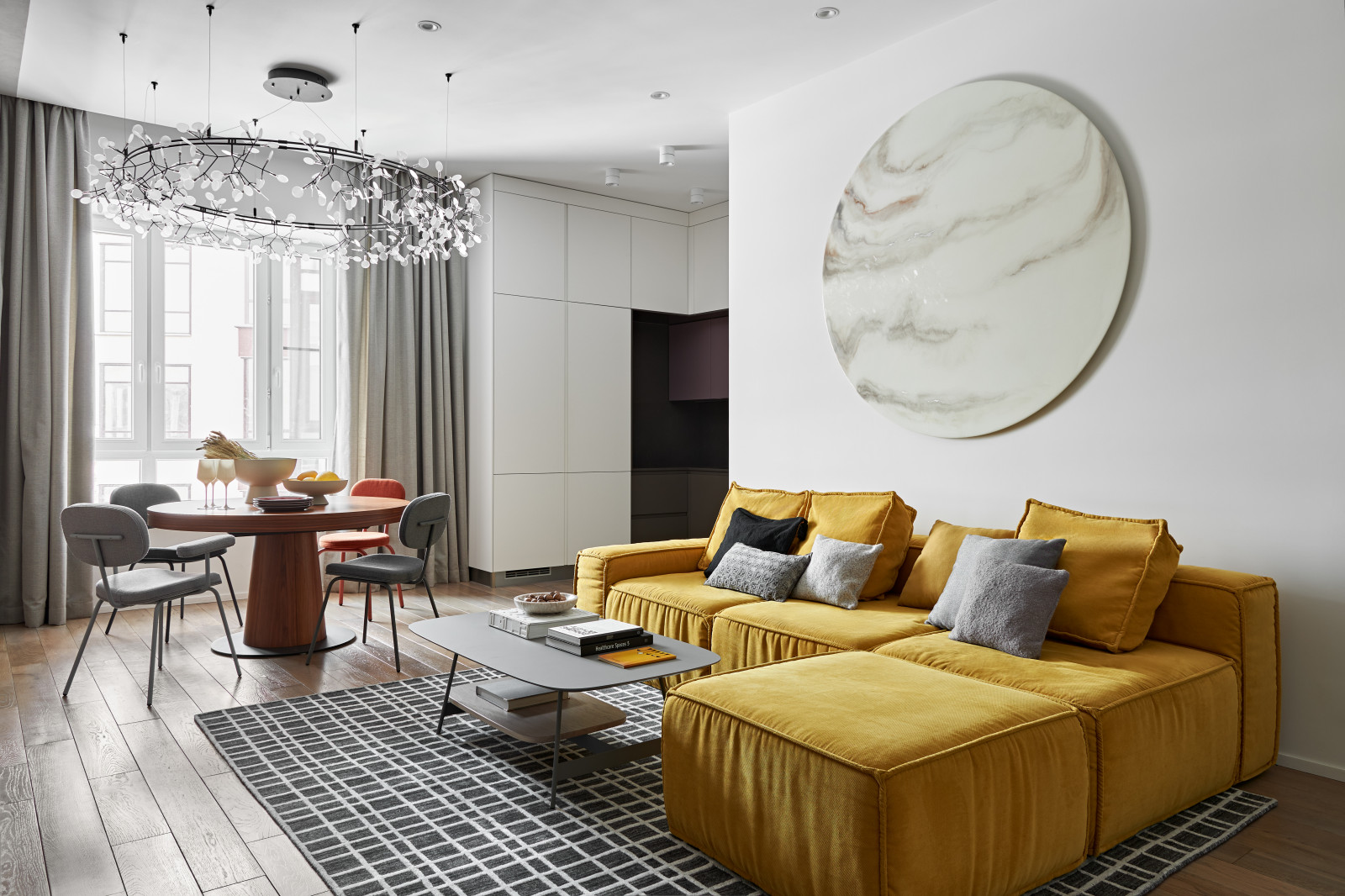 Яркая квартира с желтым диваном и голубой стеной в спальне