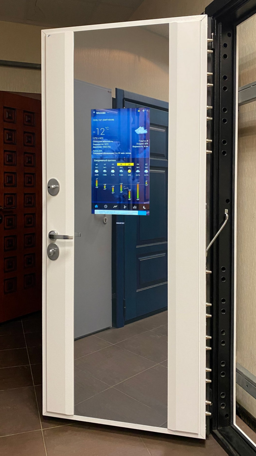 Обложка проекта: Входная дверь с сенсорным смарт зеркалом - умная дверь