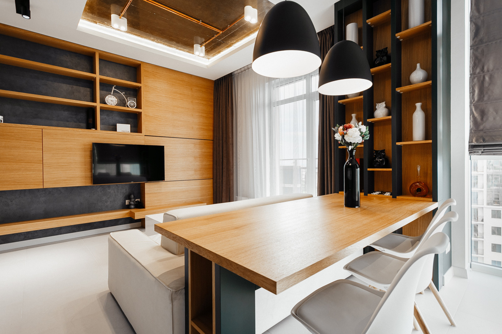 Houzz Украина: Универсальная квартира с черно-белыми портретами