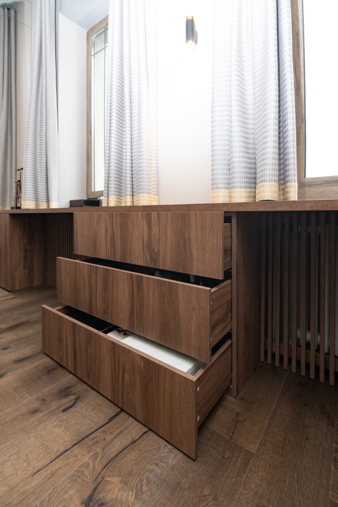 Меблировка спальни: шкаф, стеллаж и стол-подоконник