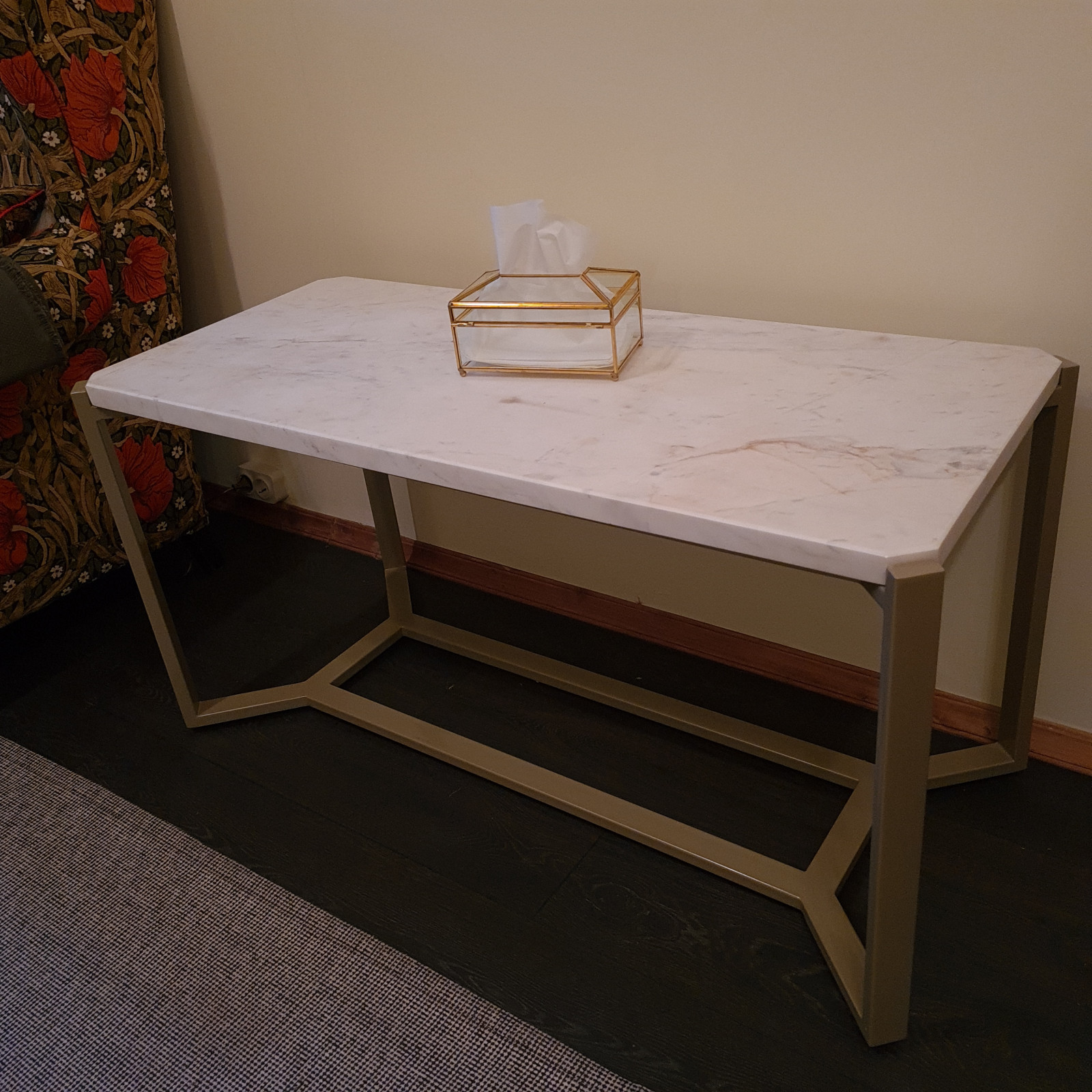 Обложка проекта: Стол