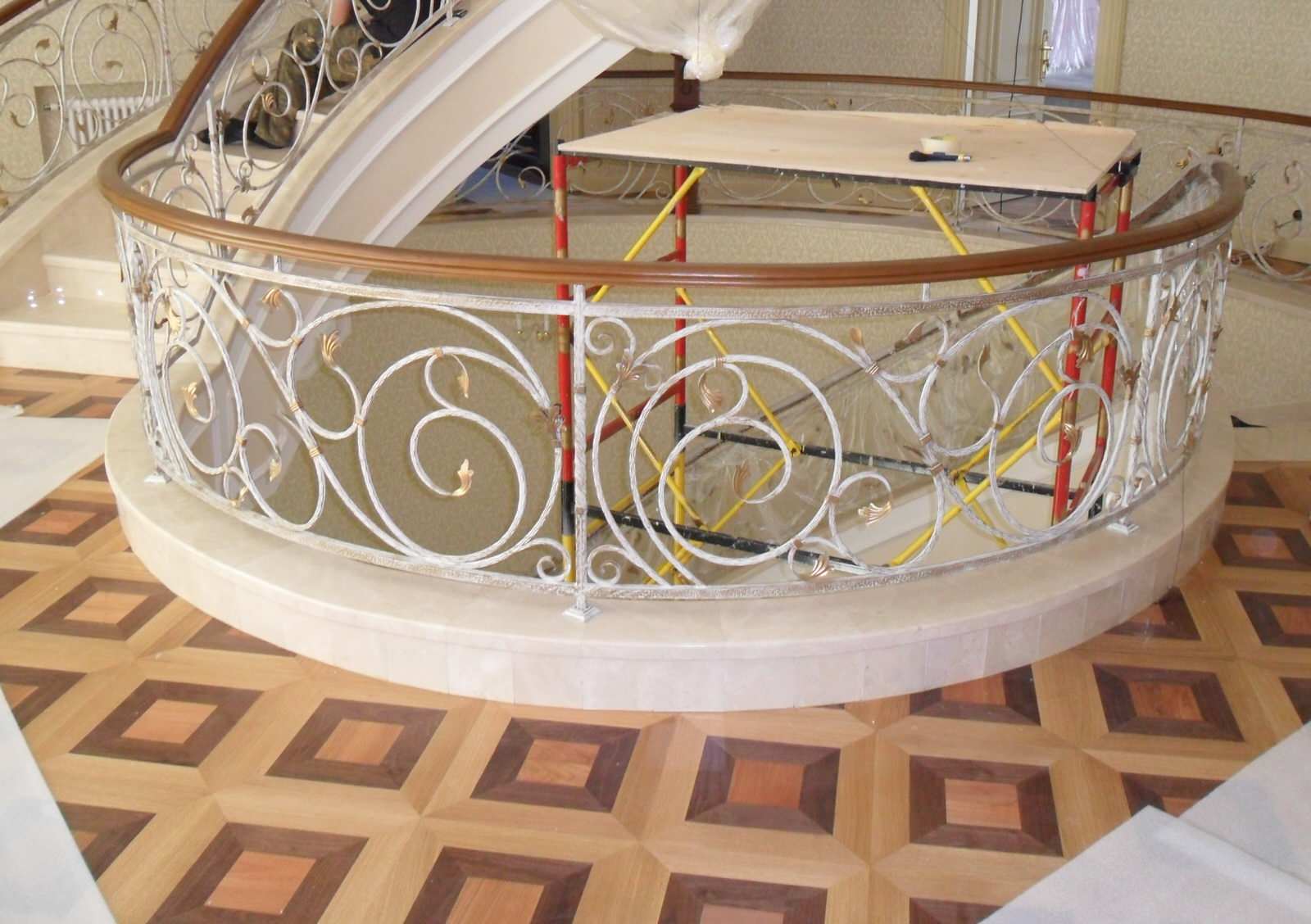 Лестница,подоконники, столешница из испанского мрамора Крема марфил.