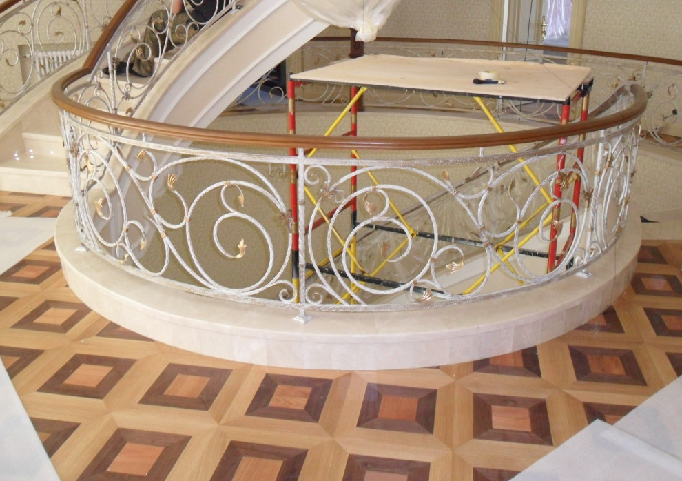 Лестница,подоконники, столешница из испанского мрамора Крема марфил.