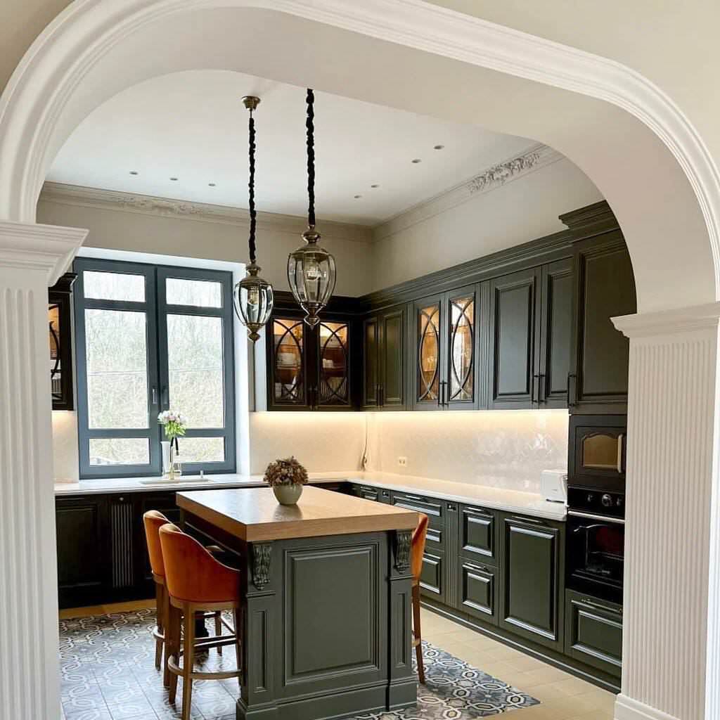 Кухня тёмно-фисташкового цвета с островом из массива дерева