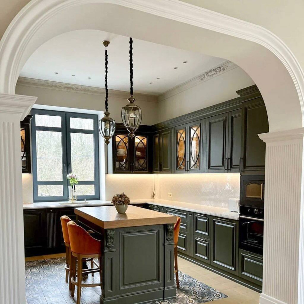 Кухня тёмно-фисташкового цвета с островом из массива дерева