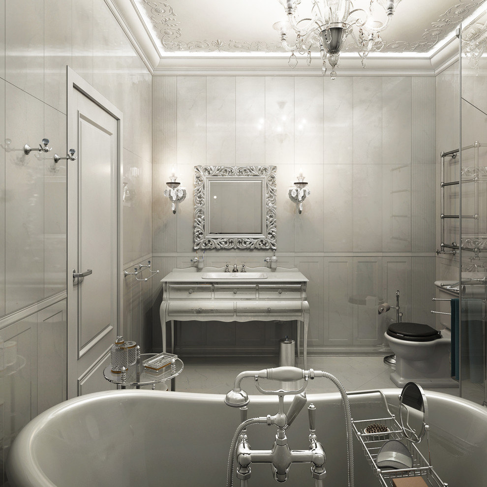 Просторная ванная в классическом стиле