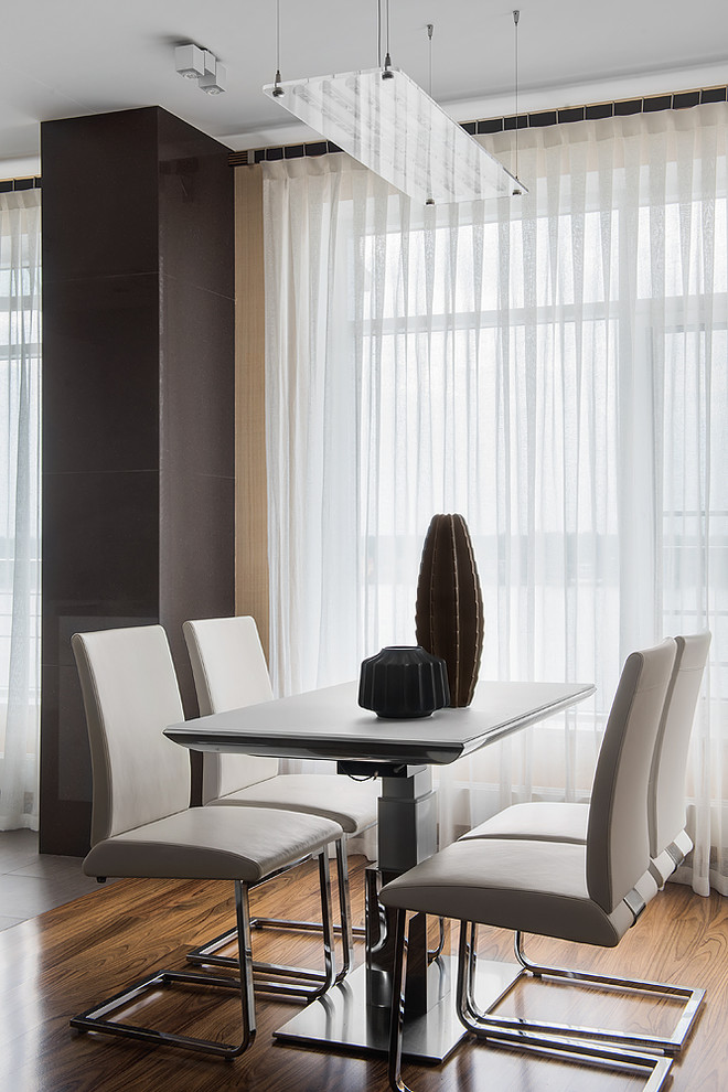 Современная квартира в Санкт-Петербурге с видом на озеро.