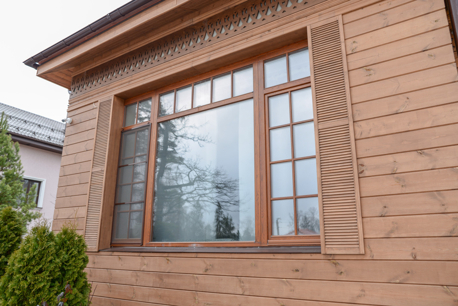 Остекление дома дубовыми окнами