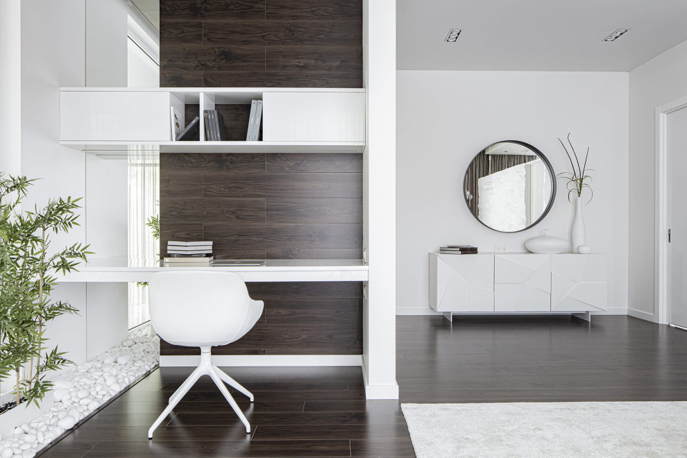 Большой красивый белый дом