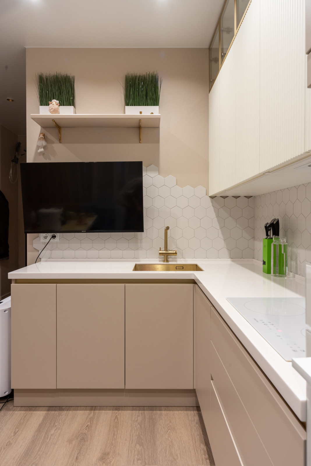 Красивая кухни и вместительная гардеробная