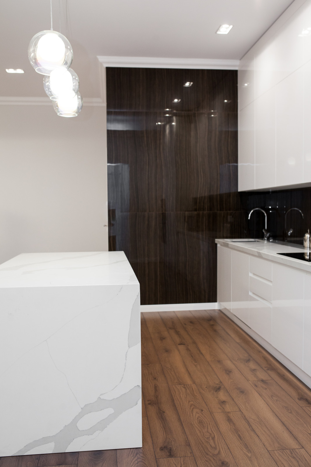 Светлая кухня в современном стиле