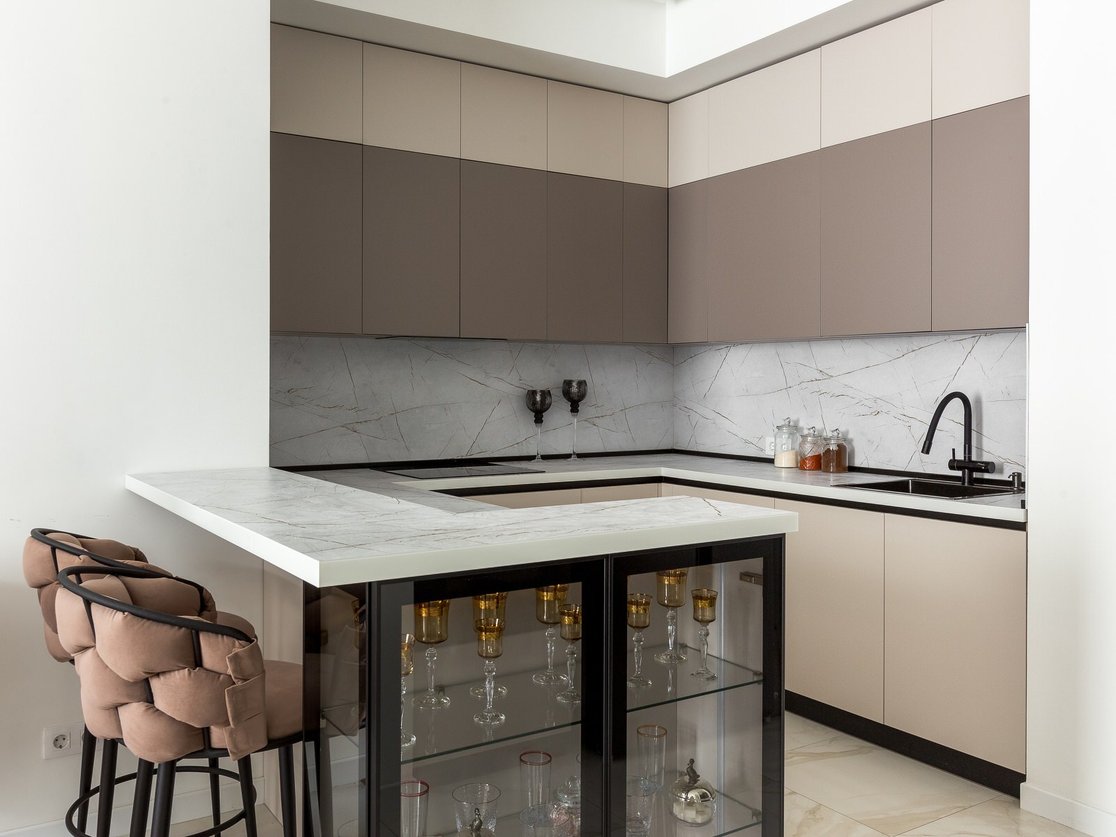 Угловая кухня-гостиная с барной в ЖК Матч Поинт