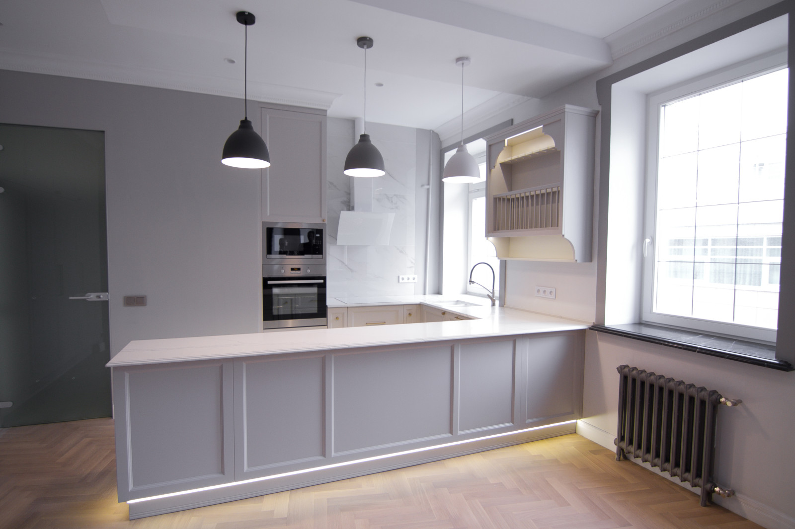 П-образная кухня с барной стойкой в сером цвете