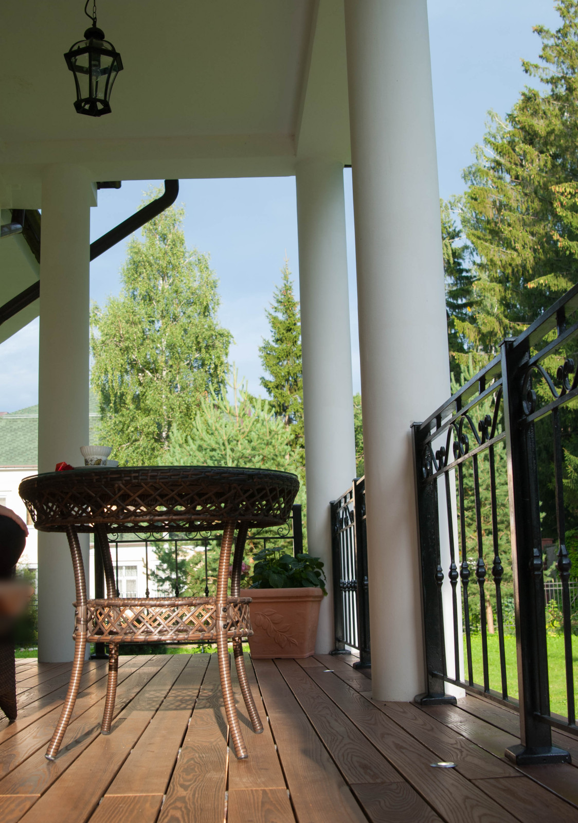 Веранда загородного дома