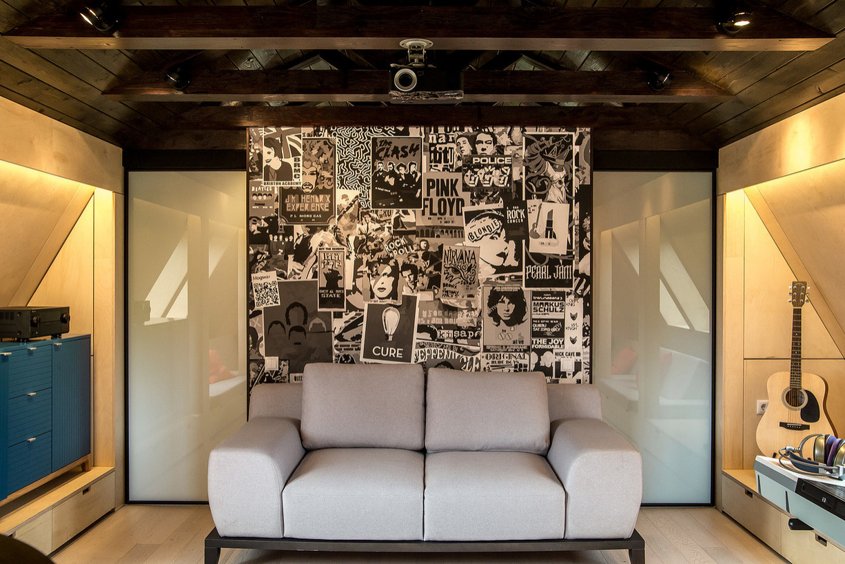 Интерьер мансарды дачного дома в Подмосковье