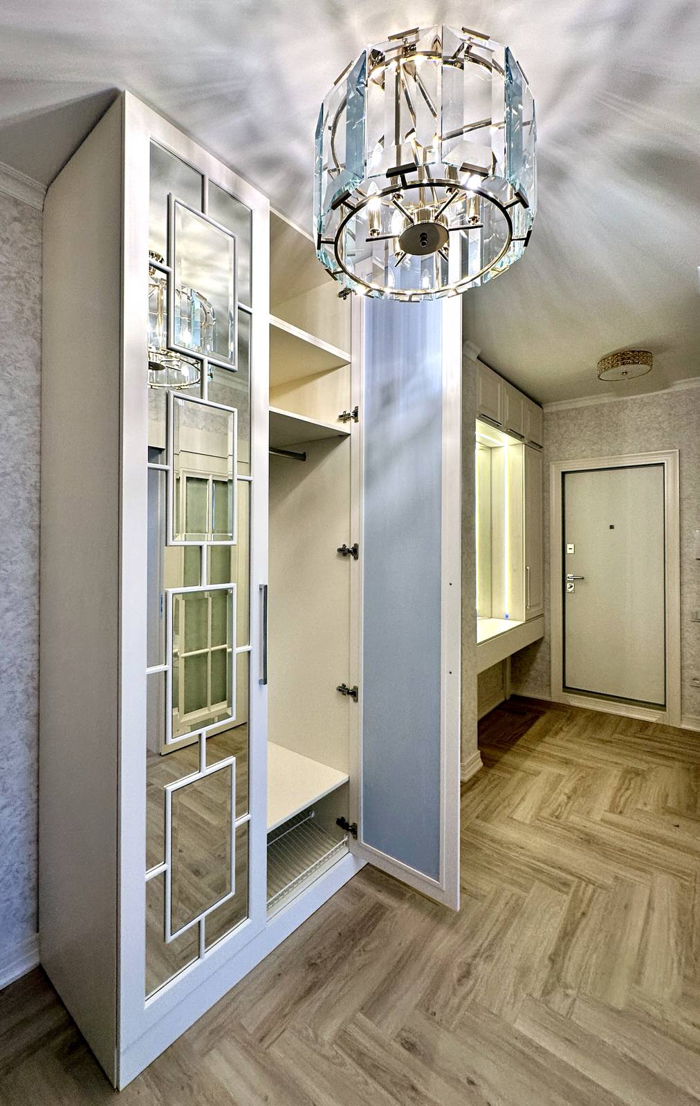 Шкаф с раскладкой в прихожую.