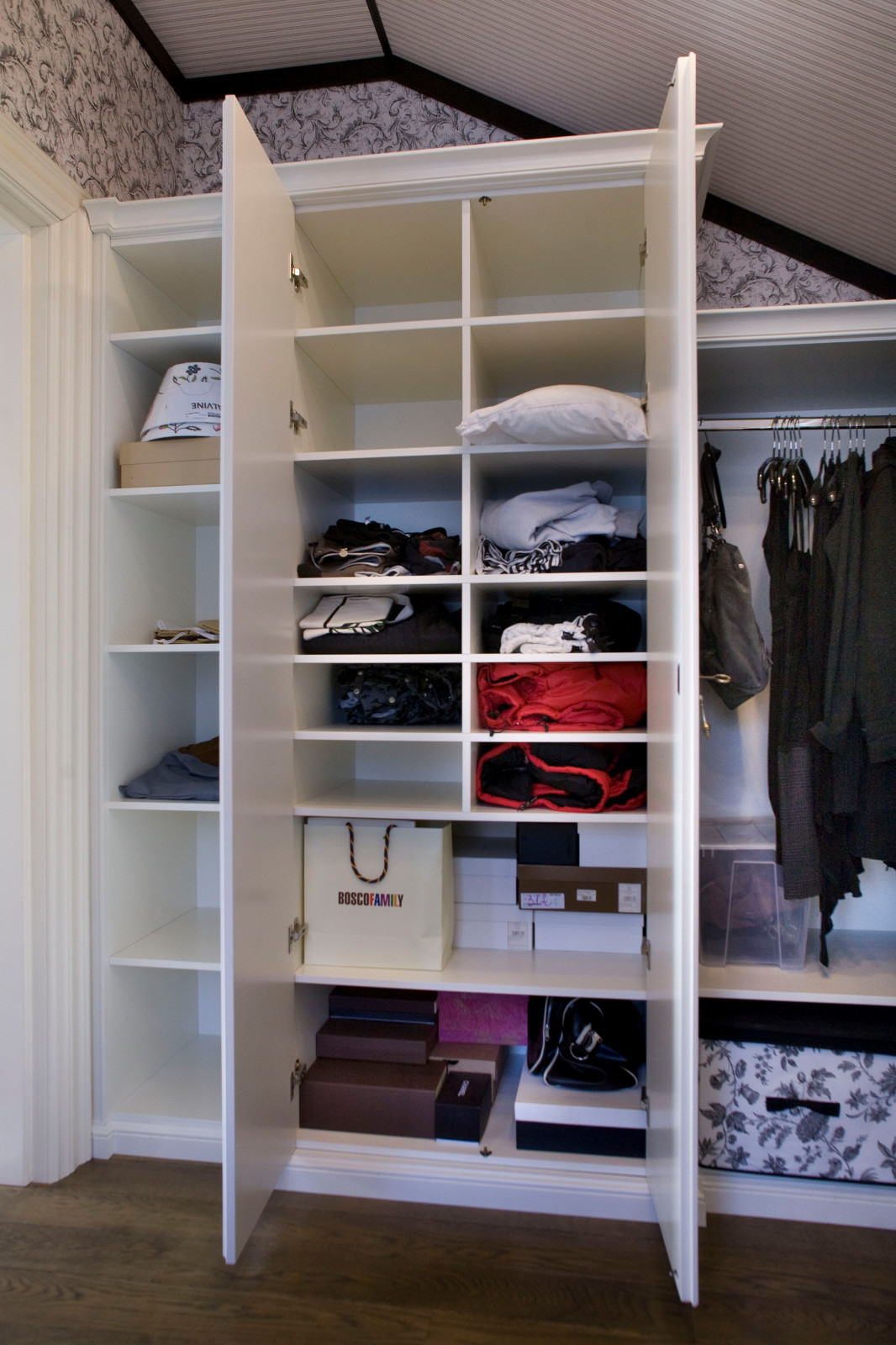 Гардеробная в деревянном доме