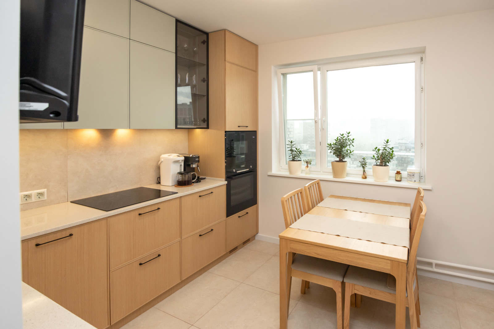 Неоклассическая кухня в трендовых цветах этого года