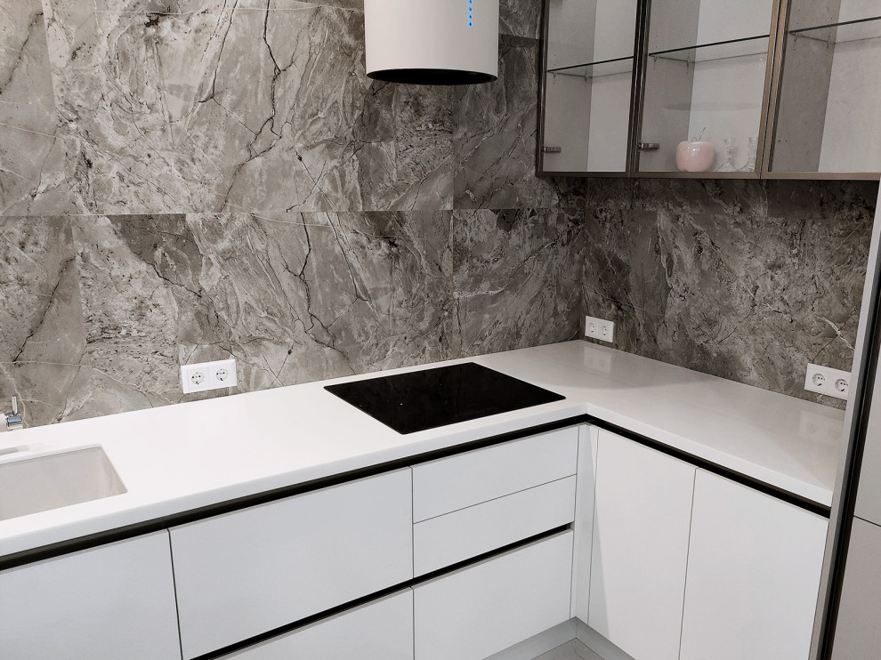 Белая столешница из искусственного камня Staron