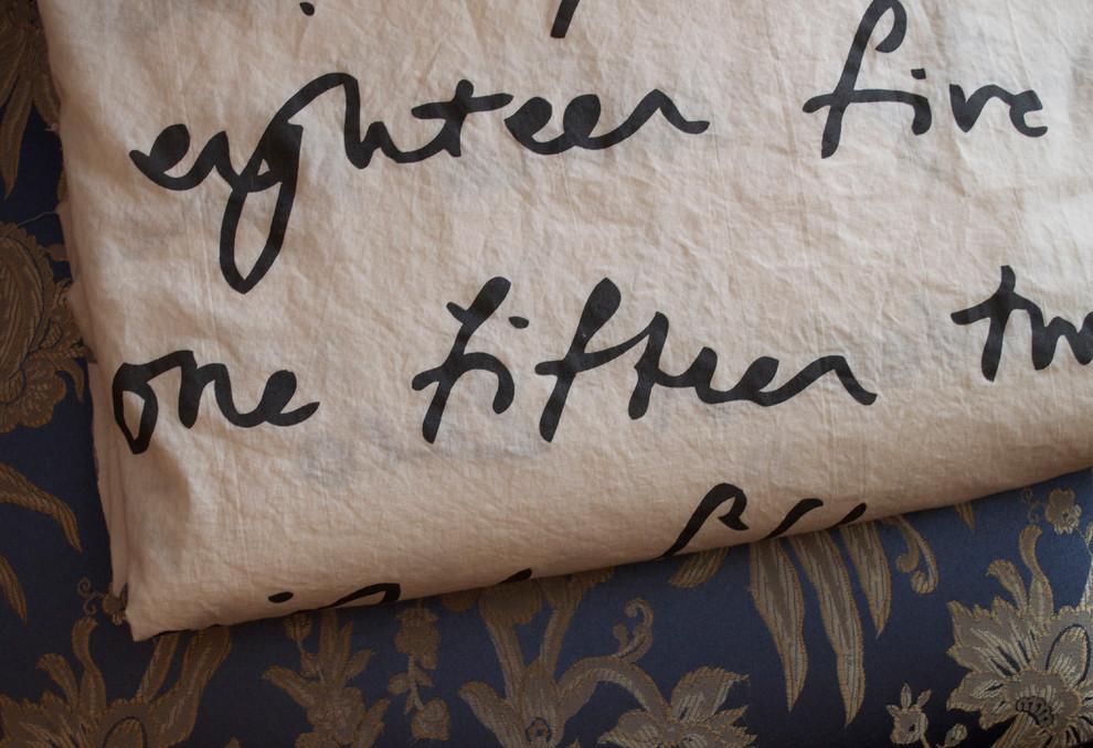 DIY: Переделка старых стульев с помощью краски, ткани и... чая!