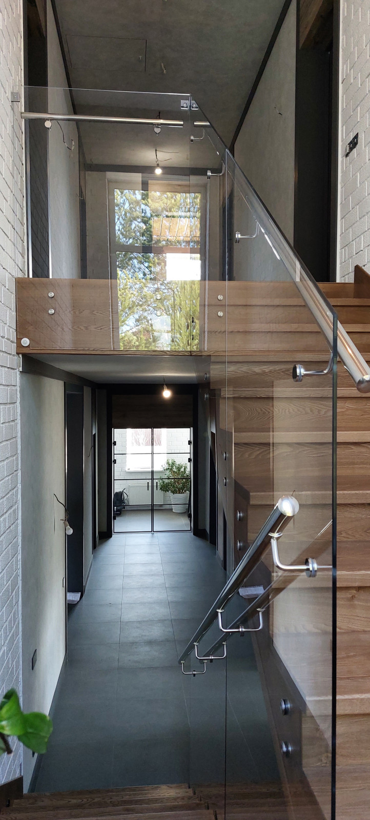 Лестничное ограждение из стекла.