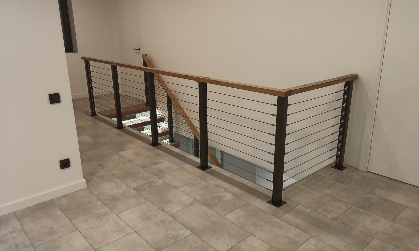 Лестница в стиле LOFT центральной балке