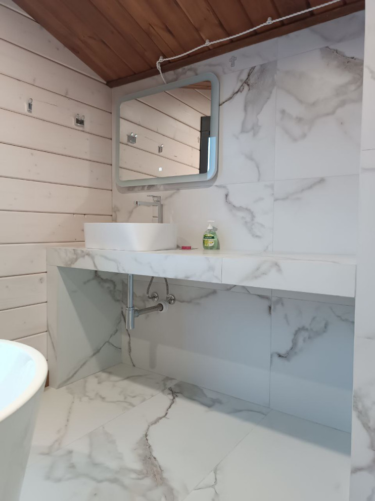 Современная ванная в доме с мансардой: керамогранит и дерево