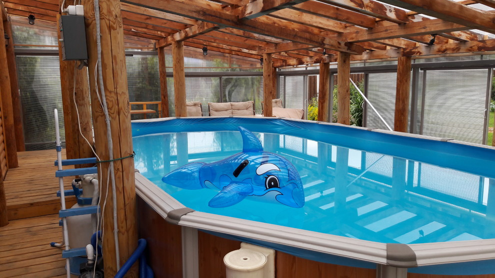 Деревянный дом с фасадом из металического сайдинга, баня с бассейном.