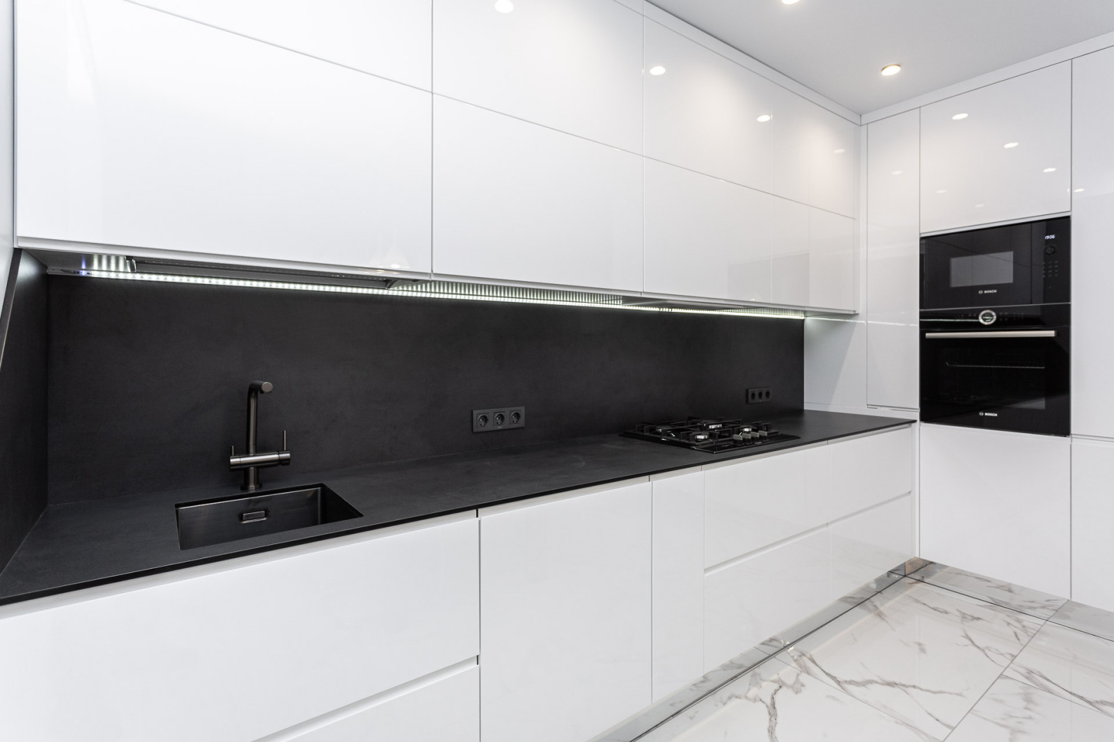 Черно-белая современная кухня