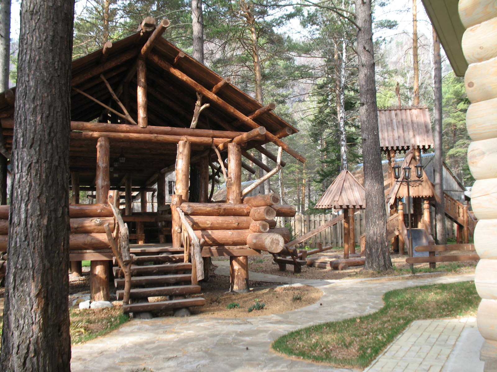 Детская спортивно - развлекательная площада, беседка для отдыха.