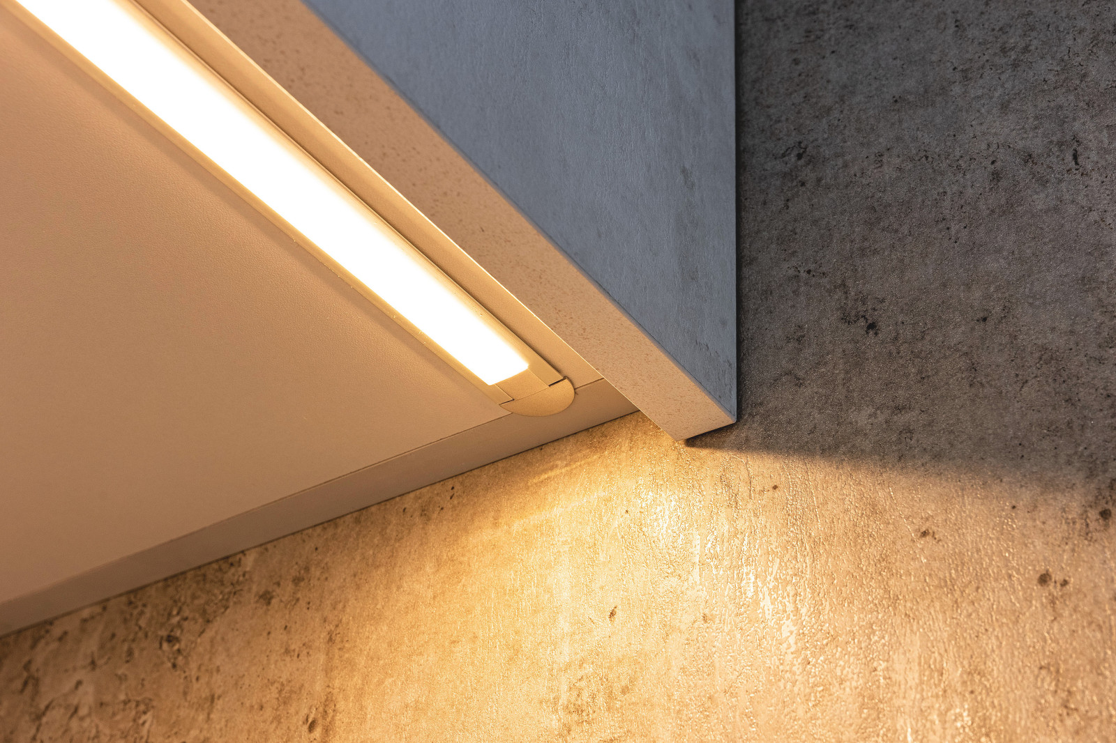 Широкая светлая кухня в современном лофт стиле с фасадами под камень